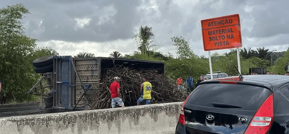 Carreta tomba e provoca grave congestionamento na BR-101