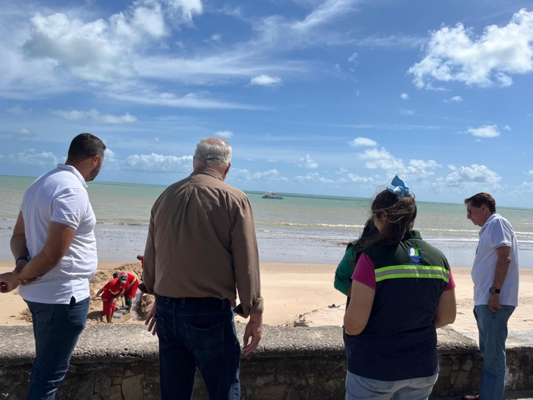 Clínica é interditada após ser flagrada despejando esgoto no mar, em João Pessoa