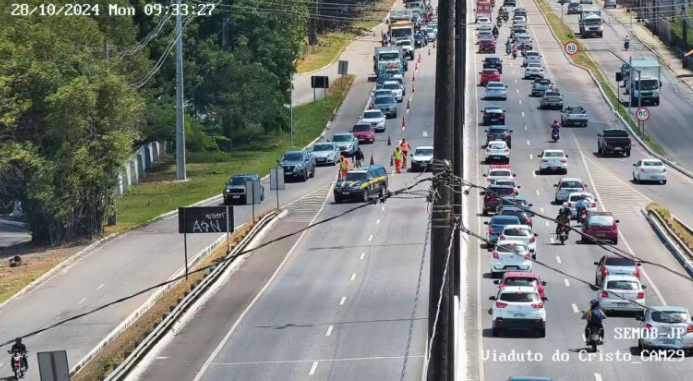 Trecho da BR-230, no Viaduto do Cristo, é interditado em João Pessoa; veja por onde desviar