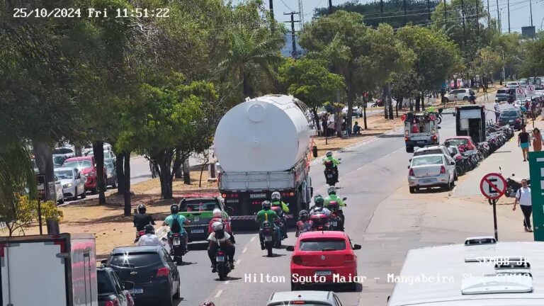 caminhão que transporta caixa d’água arranca fiações e deixa ruas sem energia