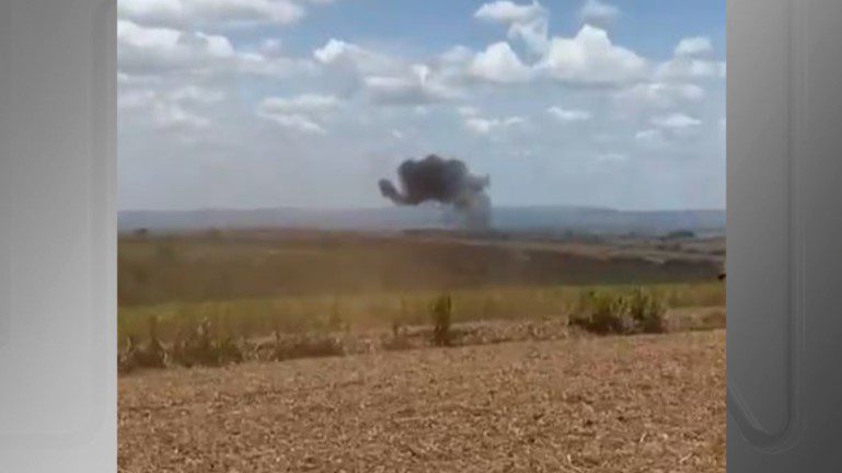 Avião da FAB cai no interior de SP após colidir com outra aeronave