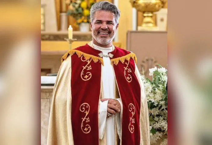 Após vazamentos de fotos íntimas, Padre é afastado da Igreja