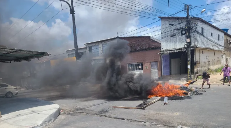 Moradores ateiam fogo e bloqueiam vias na Zona Sul de João Pessoa