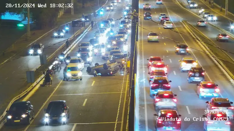 Carro capota em viaduto da BR-230 no sentido João Pessoa/Bayeux