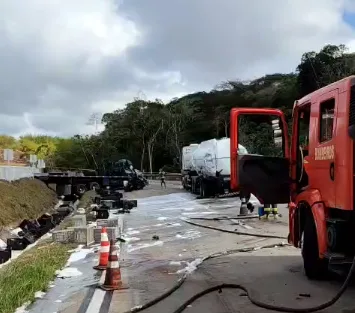 Acidente com caminhão-tanque causa interdição total na BR-101