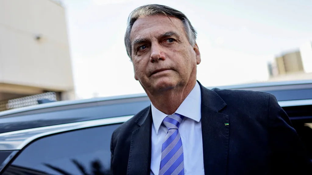 Relatório afirma que Bolsonaro se reuniu com General para apoio militar a golpe de Estado