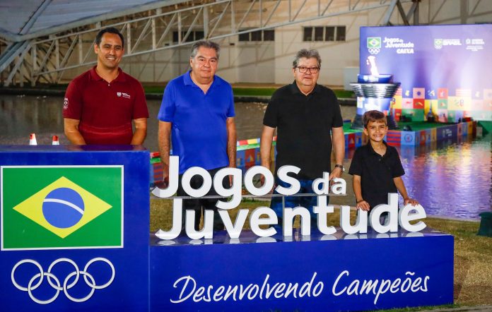 João Azevêdo participa de cerimônia de premiação de atletas e é homenageado