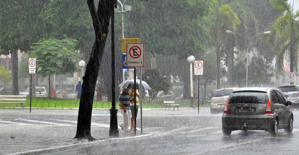 Mais de 60 cidades da Paraíba estão em alerta para chuvas intensas, afirma Inmet