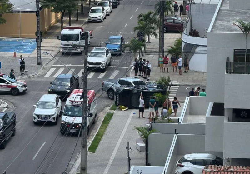 Carro capota após bater em outro veículo no bairro de Tambaú, em João Pessoa