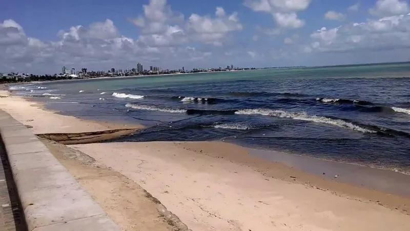 Dois trechos de praia estão impróprios para banho na Paraíba