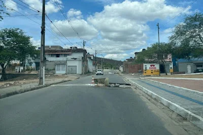 Populares instalam 3 quebra-molas em rua e Prefeitura de Campina Grande avisa que vai remover