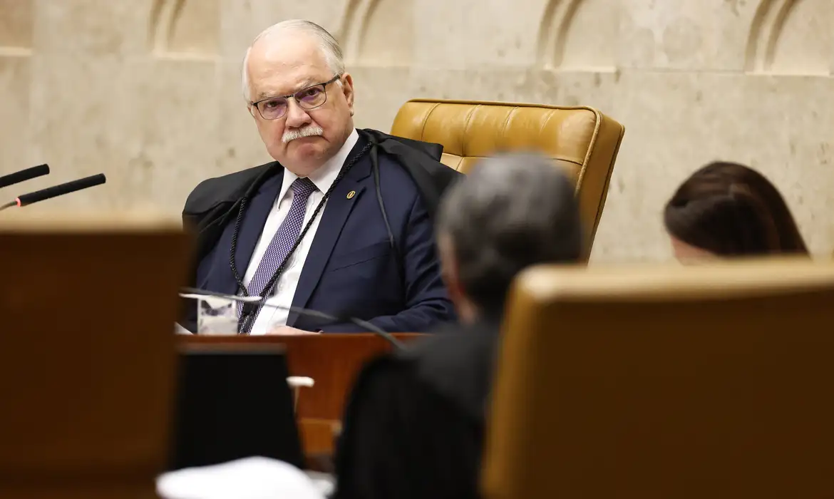 Fachin convoca sessão extraordinária do STF para decidir se informações da PF podem levar a investigação contra Moraes